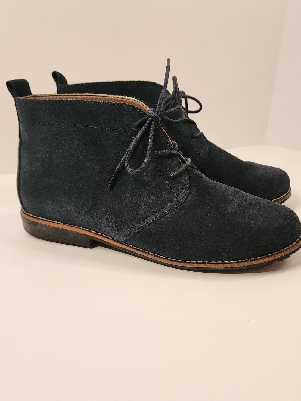 White Mountain "Auburn" Suede Chukka Boots – Women's Size 8.5